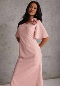 Renee - Różowa Zwiewna Sukienka Wieczorowa VICES z Aplikacją 3D w Kształcie Kwiatu Themira. Typ kołnierza: dekolt w kształcie V. Kolor: różowy. Wzór: aplikacja, kwiaty. Styl: wizytowy #1