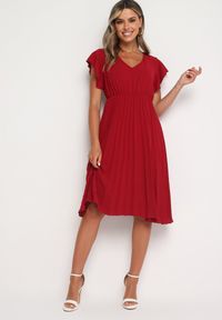 Born2be - Bordowa Sukienka Plisowana o Rozkloszowanym Fasonie i Trójkątnym Dekolcie Rissara. Okazja: na co dzień, na spotkanie biznesowe. Kolor: czerwony. Materiał: skóra, materiał. Długość rękawa: krótki rękaw. Styl: casual, elegancki, biznesowy #3