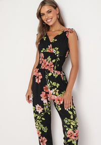 Born2be - Czarny Kombinezon w Kwiaty z Trójkątnym Dekoltem i Troczkami na Ramionach Benan. Okazja: na co dzień. Kolor: czarny. Wzór: kwiaty. Styl: casual, elegancki #7