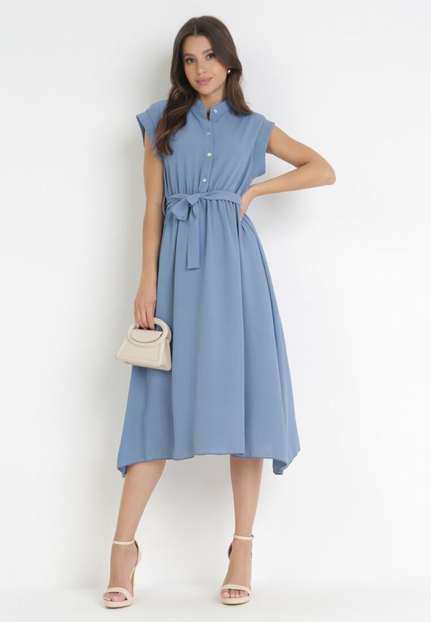 Born2be - Niebieska Midi Sukienka Zapinana na Guziki z Wiązanym Paskiem Alyssama. Kolor: niebieski. Materiał: materiał. Długość: midi