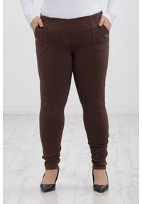 Nasi partnerzy - Klasyczne brązowe spodnie Nita ze zwężoną nogawką PLUS SIZE XXL. Okazja: na co dzień, do pracy, na spacer. Kolekcja: plus size. Kolor: brązowy. Materiał: poliester, elastan, tkanina, materiał, włókno, wiskoza. Długość: krótkie. Styl: klasyczny #1