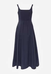 Renee - Granatowa Sukienka Rozkloszowana z Wiskozą i Bawełną Ozdobiona Guzikami Nikippe. Okazja: na spacer. Kolor: niebieski. Materiał: wiskoza, bawełna. Długość rękawa: na ramiączkach. Wzór: aplikacja. Sezon: lato #5