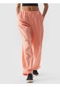 4f - Spodnie casual baggy parachute damskie - łososiowy. Okazja: na co dzień. Kolor: różowy. Materiał: tkanina, bawełna. Sezon: lato. Styl: casual