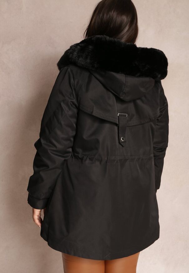 Renee - Czarna Kurtka Parka Nylonowa Mivo. Okazja: na co dzień. Kolekcja: plus size. Kolor: czarny. Materiał: nylon. Sezon: zima. Styl: klasyczny, casual, elegancki, wizytowy