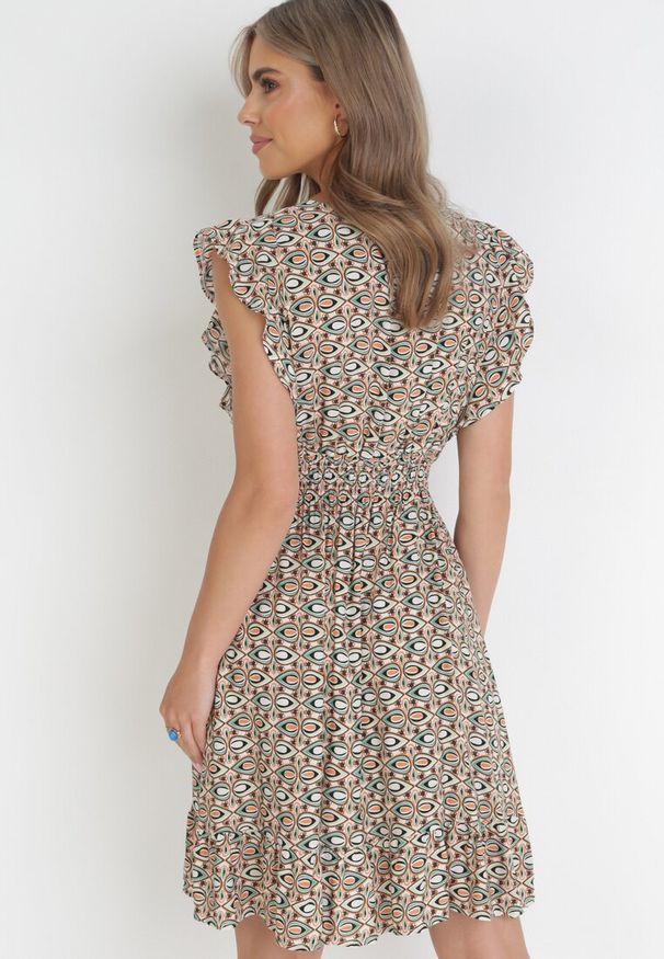 Born2be - Beżowo-Zielona Sukienka Mini z Wiskozy z Gumką w Talii i Falbankami Matthes. Typ kołnierza: kołnierz z falbankami. Kolor: beżowy. Materiał: wiskoza. Długość rękawa: bez rękawów. Typ sukienki: kopertowe. Długość: mini