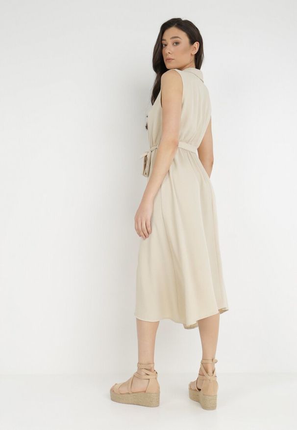 Born2be - Beżowa Sukienka z Paskiem Kydasia. Okazja: na co dzień. Kolor: beżowy. Materiał: materiał. Długość rękawa: bez rękawów. Styl: casual. Długość: midi