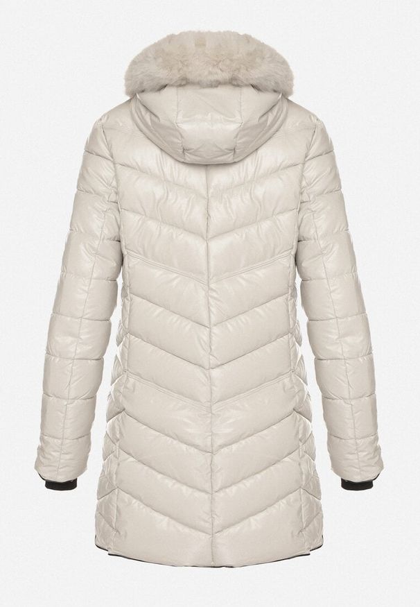 Born2be - Biała Pikowana Kurtka o Taliowanym Kroju z Kapturem z Futerkiem Naleanna. Okazja: na co dzień. Typ kołnierza: kaptur. Kolor: biały. Materiał: futro. Styl: casual