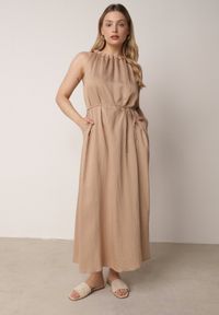 Born2be - Beżowa Wiskozowa Sukienka Bez Rękawów z Warkoczowym Splotem przy Dekolcie Shirineli. Okazja: na co dzień. Kolekcja: plus size. Kolor: beżowy. Materiał: wiskoza. Długość rękawa: bez rękawów. Wzór: ze splotem. Typ sukienki: proste, dla puszystych. Styl: boho, elegancki, klasyczny, casual #1