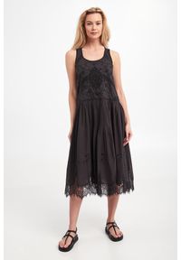 Twinset Milano - Sukienka TWINSET. Materiał: koronka. Wzór: koronka, haft. Typ sukienki: rozkloszowane, plisowane. Długość: midi