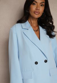 Renee - Jasnoniebieska Pudełkowa Marynarka Oversize o Dwurzędowym Fasonie Kositia. Okazja: na spotkanie biznesowe, na co dzień. Kolor: niebieski. Materiał: jeans. Styl: biznesowy, klasyczny, casual #3