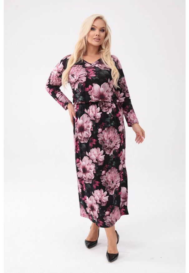 Moda Size Plus Iwanek - Elegancka sukienka Róża w kwiatowym wydaniu o długości MIDI PLUS SIZE XXL OVERSIZE. Okazja: na co dzień. Kolekcja: plus size. Materiał: tkanina, wiskoza, dzianina, materiał, elastan. Długość rękawa: długi rękaw. Wzór: kwiaty. Typ sukienki: oversize, dla puszystych. Styl: elegancki. Długość: midi