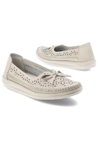 Półbuty damskie Vinceza, cholewka ze skóry naturalnej licowej z ażurową perforacją wsuwany fason z ozdobną kokardą, beżowe, 95390. Kolor: beżowy. Materiał: skóra. Szerokość cholewki: normalna. Wzór: ażurowy #4