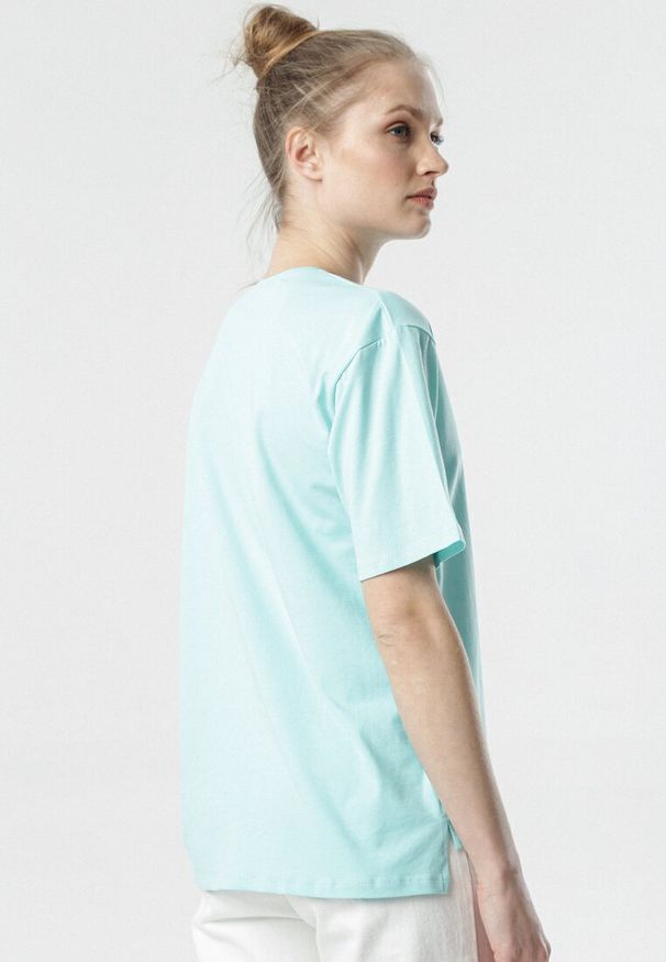 Born2be - Jasnoniebieski T-shirt Crialacia. Kolor: niebieski. Materiał: dzianina. Długość rękawa: krótki rękaw