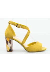 Inna - Sandały na słupku żółte Sergio Leone. Kolor: żółty. Materiał: zamsz. Obcas: na słupku. Styl: klasyczny, elegancki. Wysokość obcasa: średni