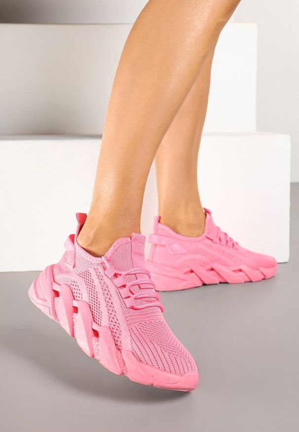 Renee - Różowe Sneakersy na Tłoczonej Platformie Tatilora. Okazja: na co dzień. Kolor: różowy. Materiał: jeans. Obcas: na platformie