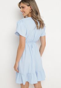 Born2be - Jasnoniebieska Rozkloszowana Sukienka z Gumką w Talii i Falbanką Welimia. Kolor: niebieski #2