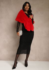 Renee - Czerwone Ponczo z Ozdobnym Futerkiem Cralinne. Kolor: czerwony. Materiał: futro #5