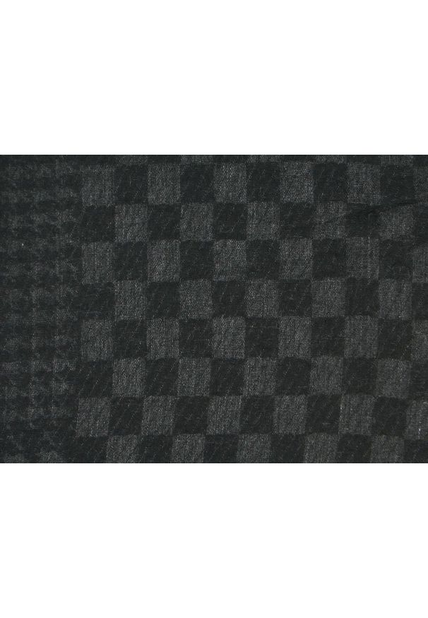 Lekki Szalik Wiosenno-Jesienny - Teer - Czarno-Grafitowy. Okazja: na spacer. Kolor: czarny, szary, wielokolorowy. Materiał: poliester. Sezon: wiosna, jesień. Styl: elegancki