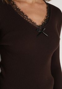 Born2be - Brązowy Sweter z Wiskozą Ozdobiony Koronką i Kokardką Tusirea. Okazja: na co dzień. Typ kołnierza: kokarda. Kolor: brązowy. Materiał: koronka, wiskoza. Wzór: koronka, aplikacja. Styl: klasyczny, casual, elegancki #6