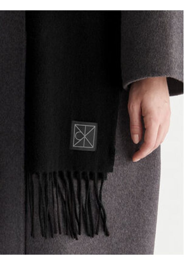 Calvin Klein Szalik Emblem LV04D8015G Czarny. Kolor: czarny. Materiał: kaszmir