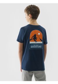 4f - T-shirt z bawełny organicznej z nadrukiem chłopięcy - granatowy. Okazja: na co dzień. Kolor: niebieski. Materiał: bawełna. Wzór: nadruk. Sezon: lato. Styl: sportowy, casual, klasyczny