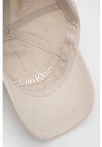 Calvin Klein czapka z daszkiem bawełniana kolor beżowy z aplikacją. Kolor: beżowy. Materiał: bawełna. Wzór: aplikacja #4