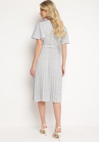 Born2be - Beżowo-Fioletowa Rozkloszowana Sukienka z Gumką w Pasie i Materiałowym Paskiem Prissa. Okazja: na co dzień. Typ kołnierza: dekolt w kształcie V. Kolor: beżowy. Materiał: materiał. Długość rękawa: krótki rękaw. Styl: elegancki, casual #4