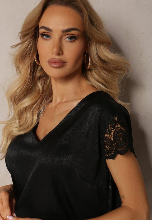 Renee - Czarna Casualowa Bluzka z Koronką i Krótkim Rękawem Garista. Okazja: na co dzień. Kolor: czarny. Materiał: koronka. Długość rękawa: krótki rękaw. Długość: krótkie. Wzór: koronka. Styl: casual