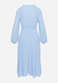 Born2be - Jasnoniebieska Sukienka Mesyre. Okazja: na randkę, do pracy. Typ kołnierza: dekolt w kształcie V. Kolor: niebieski. Materiał: materiał. Typ sukienki: kopertowe, plisowane. Długość: midi #5