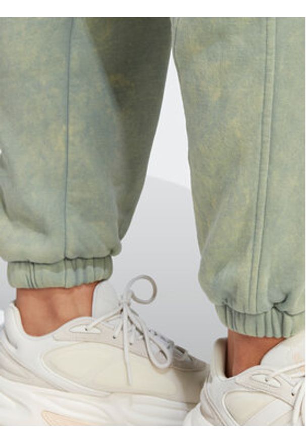 Adidas - adidas Spodnie dresowe ALL SZN Fleece Washed IL3272 Zielony Loose Fit. Kolor: zielony. Materiał: dresówka, bawełna