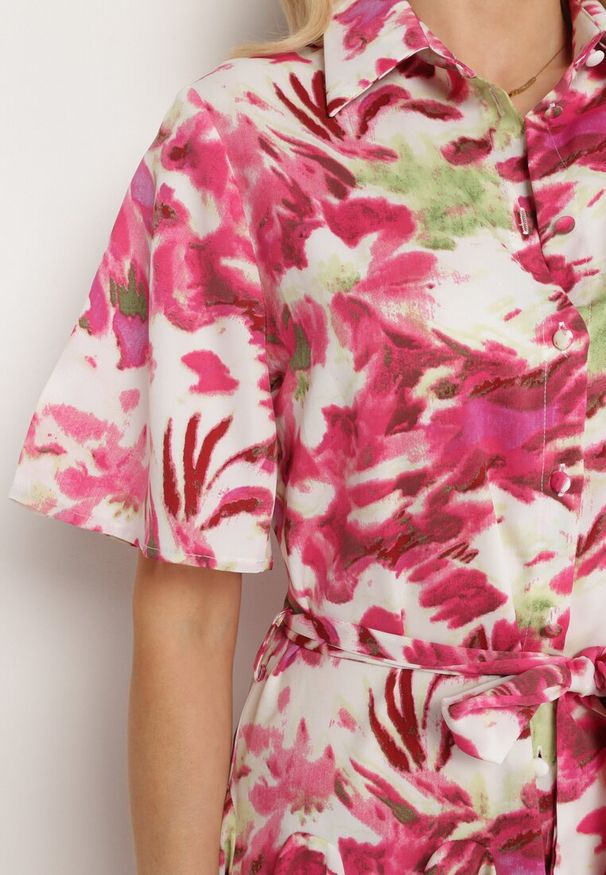 Born2be - Różowa Sukienka z Krótkim Rękawem Zapinana na Guziki z Materiałowym Paskiem i Falbanką Timaooni. Okazja: na co dzień. Kolor: różowy. Materiał: materiał. Długość rękawa: krótki rękaw. Sezon: wiosna, lato. Typ sukienki: rozkloszowane. Styl: casual, wizytowy