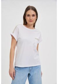 MOODO - Bawełniany t-shirt ozdobiony koralikami biały. Kolor: biały. Materiał: bawełna. Wzór: aplikacja