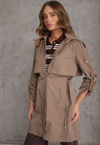 Renee - Ciemnobeżowa Kurtka Przejściowa Typu Parka z Odpinanym Kapturem Ozdobiona Sznurkami Fallaiah. Okazja: na co dzień. Kolor: beżowy. Materiał: skóra. Wzór: aplikacja. Styl: casual #6