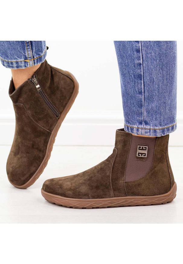 Coffee barefoot skórzane botki damskie Jezzi 554. Okazja: na co dzień, na spacer. Kolor: brązowy. Materiał: skóra, nubuk. Szerokość cholewki: normalna. Wzór: aplikacja. Sezon: zima, jesień. Styl: casual, elegancki