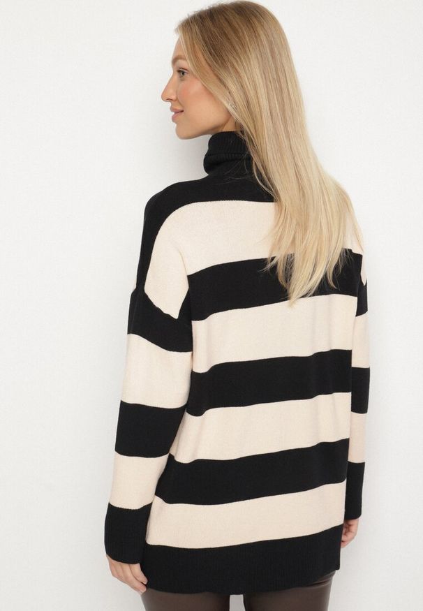 Born2be - Czarno-Beżowy Golf w Paski o Dłuższym Kroju Ralinia. Okazja: na co dzień. Typ kołnierza: golf. Kolor: czarny. Materiał: jeans. Długość: długie. Wzór: paski. Styl: casual, elegancki, sportowy