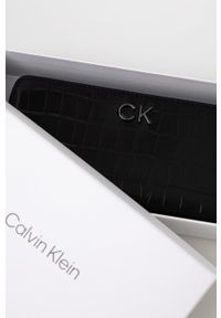 Calvin Klein - Portfel. Kolor: czarny. Materiał: materiał. Wzór: gładki