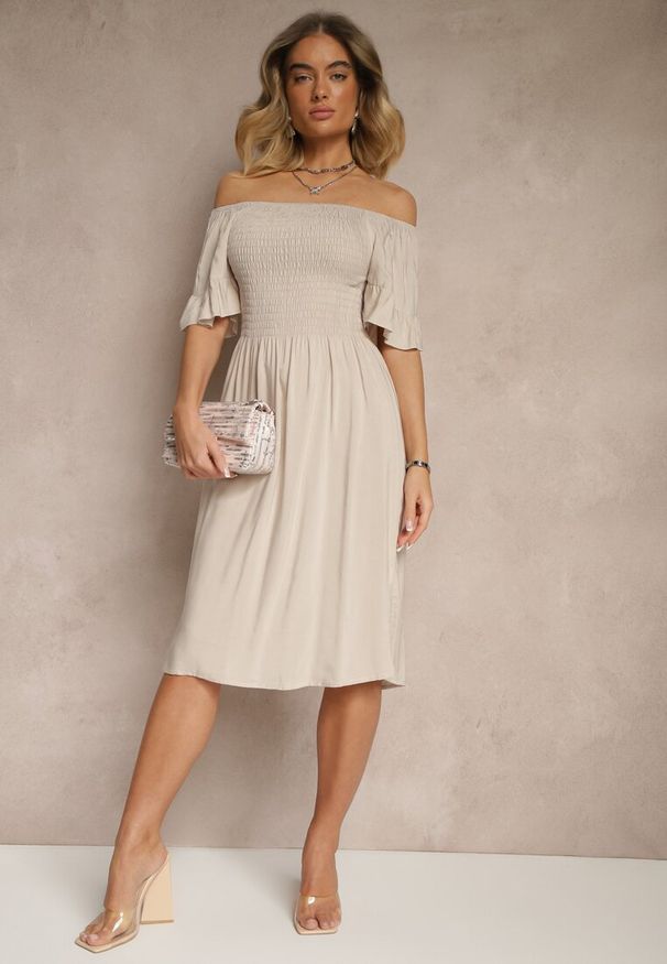 Renee - Jasnobeżowa Sukienka Rozkloszowana z Bawełny z Bufkami w Ramionach i Gumkami w Biuście Norlio. Okazja: na co dzień. Kolor: beżowy. Materiał: bawełna. Typ sukienki: rozkloszowane. Styl: casual, elegancki, klasyczny