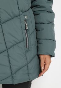 Born2be - Ciemnozielona Pikowana Kurtka z Kapturem i Futerkiem Maselle. Typ kołnierza: kaptur. Kolor: zielony. Materiał: futro. Sezon: jesień, zima #7