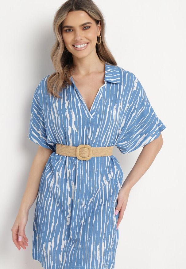 Born2be - Niebieska Sukienka z Bawełny i Lnu z Kołnierzykiem Bumstolia. Okazja: na co dzień, na spotkanie biznesowe, do pracy. Typ kołnierza: dekolt w kształcie V. Kolekcja: plus size. Kolor: niebieski. Materiał: bawełna, len. Typ sukienki: dla puszystych, proste. Styl: casual, biznesowy