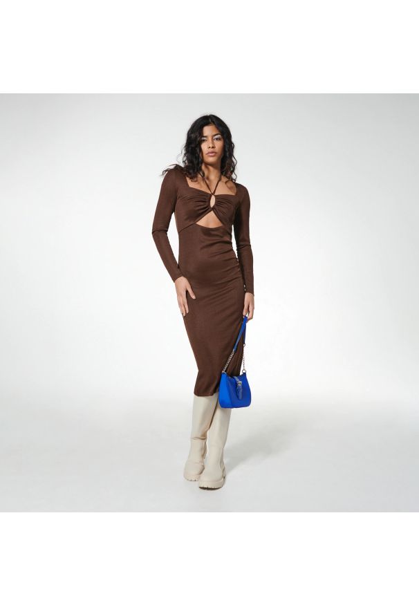 Sinsay - Sukienka midi z wycięciem - Brązowy. Kolor: brązowy. Długość: midi