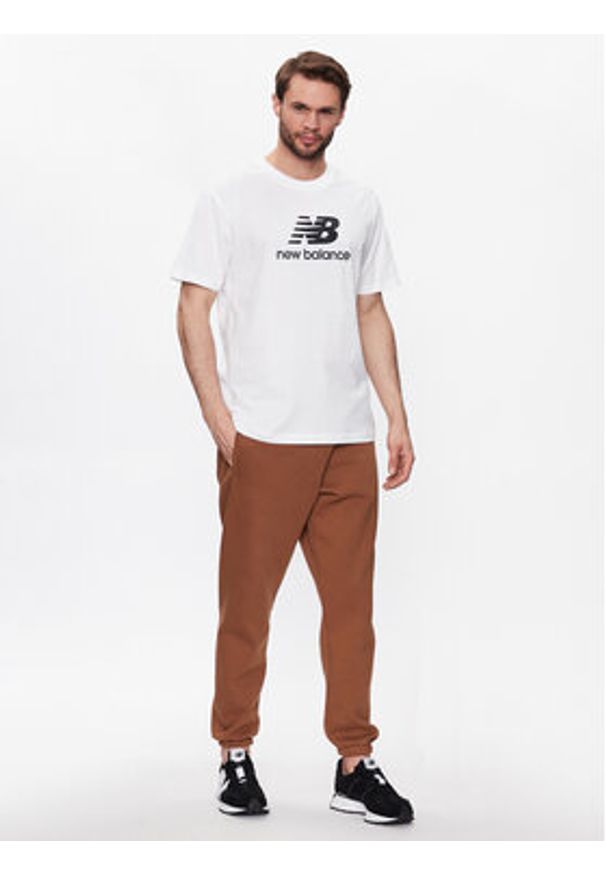 New Balance T-Shirt Essentials Stacked Logo MT31541 Biały Relaxed Fit. Kolor: biały. Materiał: bawełna