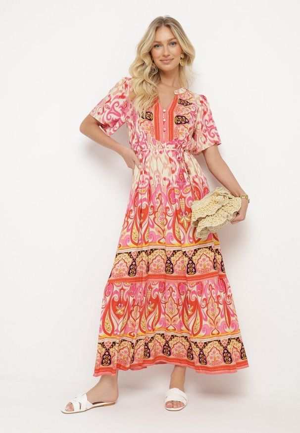 Born2be - Czerwona Wiskozowa Sukienka Boho Zapinana na Guziki z Materiałowym Paskiem w Talii Dimovana. Okazja: na co dzień. Typ kołnierza: dekolt w serek. Kolor: czerwony. Materiał: wiskoza, materiał. Długość rękawa: krótki rękaw. Wzór: aplikacja. Typ sukienki: proste. Styl: boho