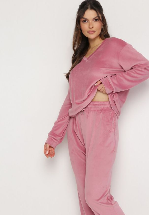 Born2be - Różowy Welurowy Komplet Dresowy Bluza z Trójkątnym Dekoltem i Spodnie z Kieszeniami Onchia. Kolor: różowy. Materiał: dresówka, welur
