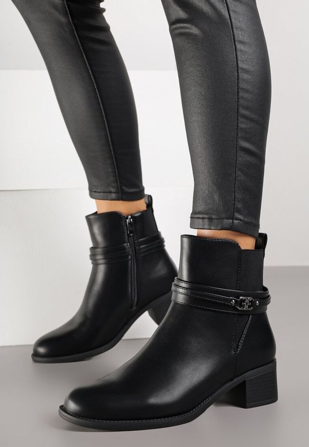 Born2be - Czarne Botki Sztyblety z Metalicznymi Ozdobami Falavela. Okazja: na co dzień. Zapięcie: zamek. Kolor: czarny. Wzór: aplikacja. Styl: casual, elegancki