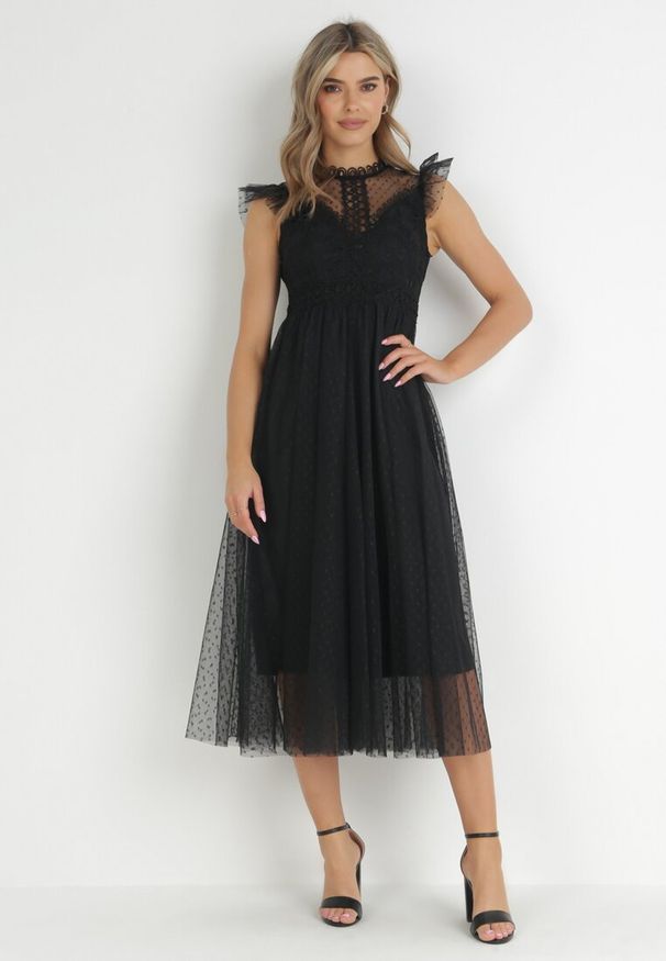 Born2be - Czarna Sukienka Clymotis. Typ kołnierza: kołnierzyk stójkowy, kołnierz z falbankami. Kolor: czarny. Materiał: koronka. Długość rękawa: bez rękawów. Długość: midi