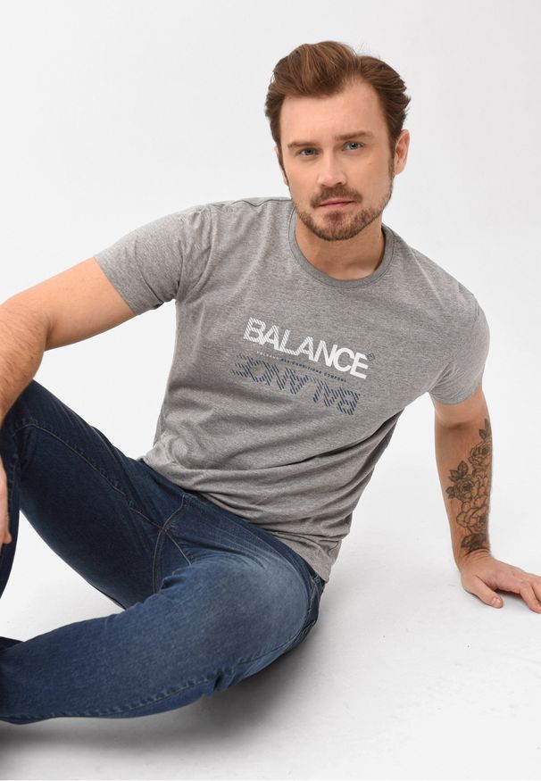 Volcano - T-shirt z napisem, Comfort Fit, T-BALANCE. Okazja: na co dzień. Kolekcja: plus size. Kolor: szary. Materiał: jeans, bawełna. Długość rękawa: krótki rękaw. Długość: krótkie. Wzór: napisy. Styl: casual