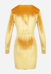 Born2be - Żółta Kopertowa Sukienka Mini z Weluru z Marszczeniami i Trójkątnym Dekoltem Trillia. Typ kołnierza: dekolt kopertowy. Kolor: żółty. Materiał: welur. Typ sukienki: kopertowe. Długość: mini