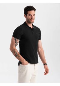 Ombre Clothing - Jednokolorowa koszulka męska polo BASIC z dzianiny pique - czarna V1 - Rozmiar: 3XL. Okazja: na co dzień. Typ kołnierza: polo. Kolor: czarny. Materiał: dzianina. Wzór: haft, aplikacja, jednolity. Styl: sportowy, wizytowy, casual #2