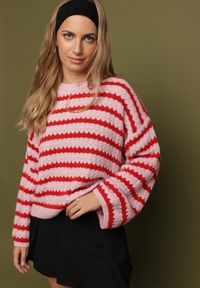 Born2be - Różowo-Czerwony Sweter Oversize z Wełną i Wiskozą o Luźnym Splocie w Paski Ternose. Okazja: na co dzień. Kolor: różowy. Materiał: wełna, wiskoza. Wzór: ze splotem, paski. Styl: klasyczny, casual
