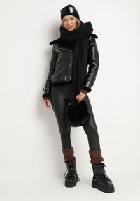 Born2be - Czarna Kurtka Biker Thalica. Okazja: na co dzień. Kolor: czarny. Materiał: futro. Długość rękawa: długi rękaw. Długość: krótkie. Wzór: aplikacja. Sezon: zima, jesień. Styl: casual #2